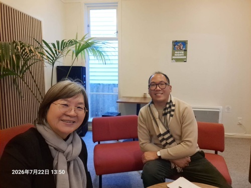 謝教授與維多利亞大學Frankie Fong博士討論合作研究以及兩校簽署MoU事宜。Professor Hsieh discusses collaborative research and the MoU between the two universities with Dr. Frankie Fong of VUW.