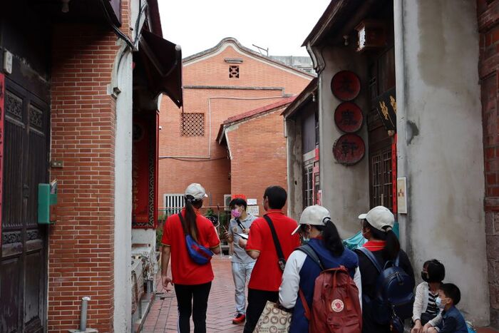 國際處為4個梯次的線上「華人文化國際營隊」及「鹿港文化體驗營」設計鹿港導覽連線直播