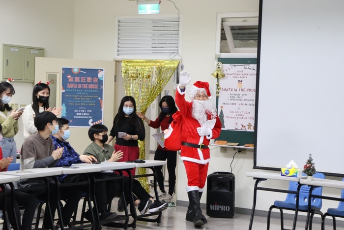 李國際長裝扮成聖誕老人出席國際友善大使籌辦的「聖誕狂歡夜」，並發送禮物予僑外生