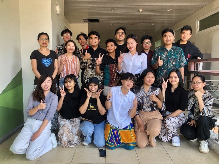 Students of the International Foundation Program attend classes wearing traditional attire and introduce their native culture in Chinese.