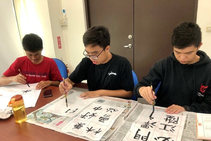 Students of the International Foundation Program experience the art of calligraphy in a cultural class.