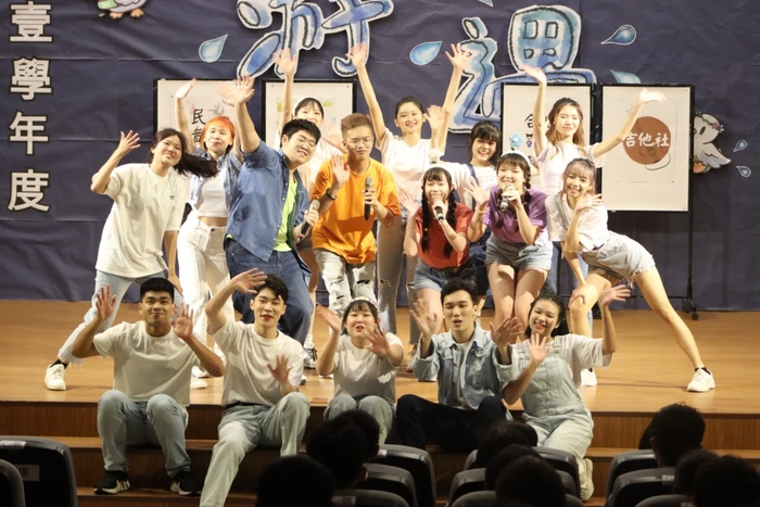 本校海外華僑學生聯合自治會（僑聯會）舉辦僑聯文化晚會，演出舞臺劇《游遇》，圖為劇中一幕。