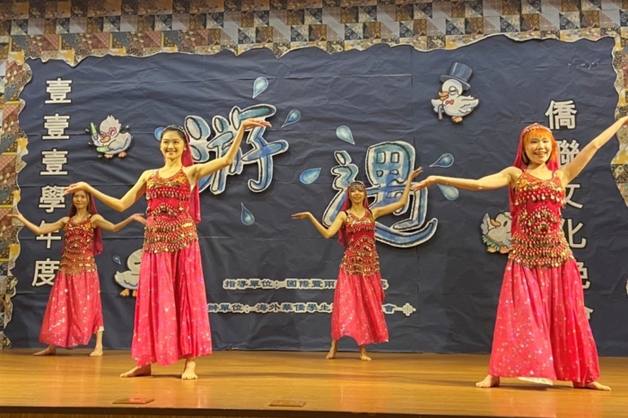 舞台劇融合具外國民族特色的歌舞表演元素。