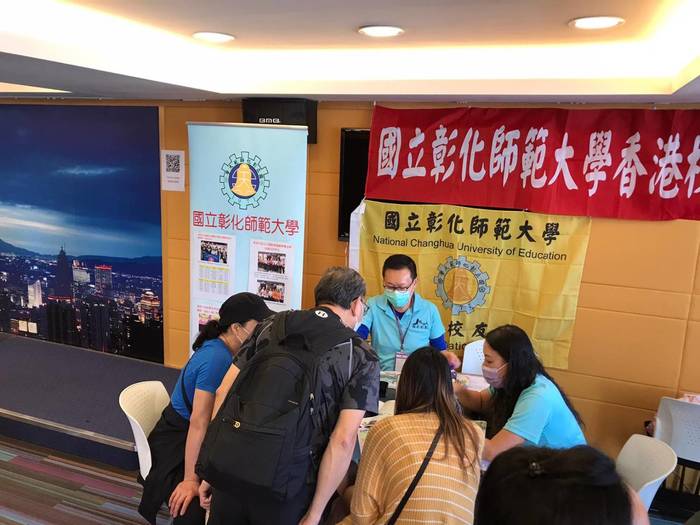 本校積極參與在香港舉辦的教育展，由香港校友會駐場服務，吸引不少當地師生與家長詢問